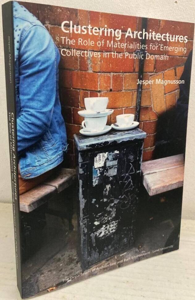 Clustering Architectures. The Role of Materialities for Emerging Collectives in the Public Domain